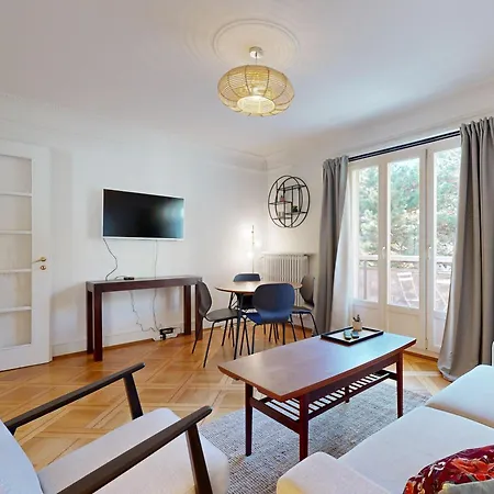 Bright Flat In The Heart Of شقة